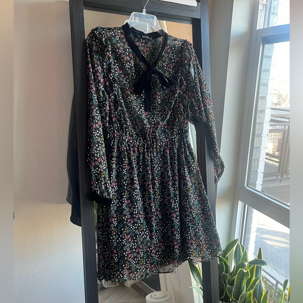 Velvet trim bow dress